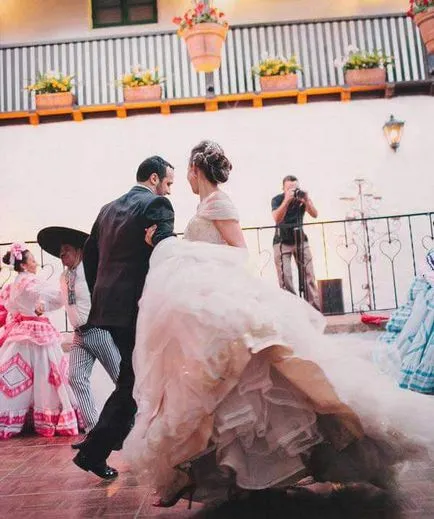 Сватба в стил - латино яркост, шоу програми и привличащи погледа цветове на колоните в стила на сватбата -