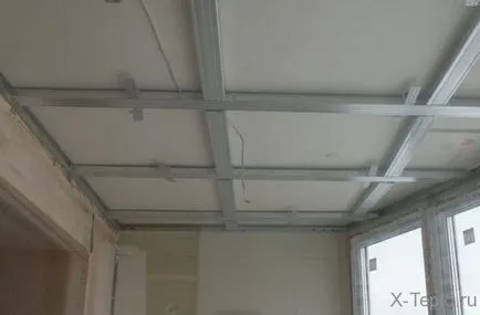 Izolarea termică a plafonului din interiorul spumei cu mâinile