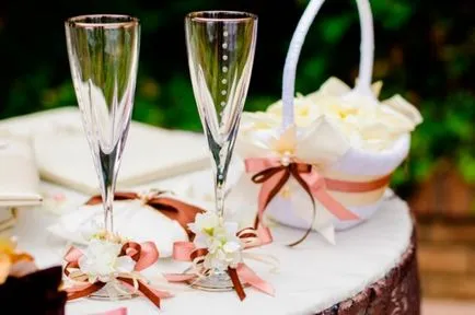 Очила за сватба с ръцете си и бутилка шампанско украса