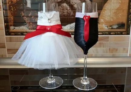 Szemüveg esküvőre kezét és egy üveg pezsgőt dekoráció