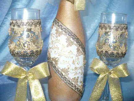 Szemüveg esküvőre kezét és egy üveg pezsgőt dekoráció