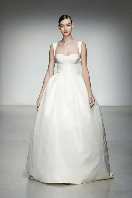 Богатата простотата на сватбени рокли Amsale