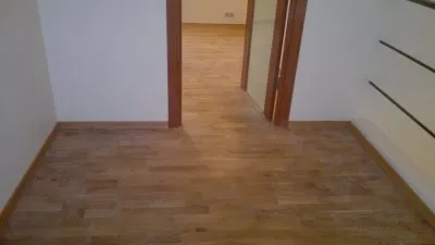 Pași pentru instalarea de usi de interior și comparându-primul laminat sau usi de interior