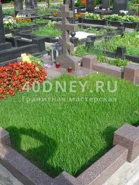 Косене на трева в гробището от семинара 