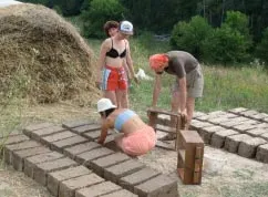 Agyagtéglák szalmával vagy pelyva video-telepítési utasításokat a kezüket, ár, fotó