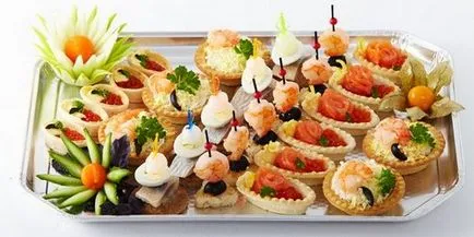 Canapes nyaralás asztalra Canapes a fotó fotó nyársat, szendvicsekkel egyszerű fotó ötletek