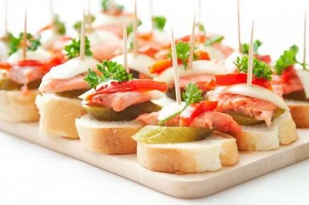 Canapes nyaralás asztalra Canapes a fotó fotó nyársat, szendvicsekkel egyszerű fotó ötletek