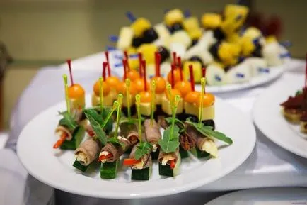 Canapes nyaralás asztalra Canapes a fotó fotó nyársat, szendvicsekkel egyszerű fotó ötletek