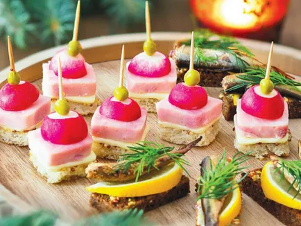 Canapes nyaralás asztalra Canapes a fotó fotó nyársat, szendvicsekkel egyszerű fotó ötletek