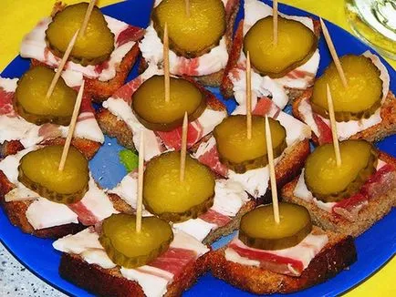 Canapes nyaralás asztalra Canapes a fotó fotó nyársat, szendvicsekkel egyszerű fotó ötletek