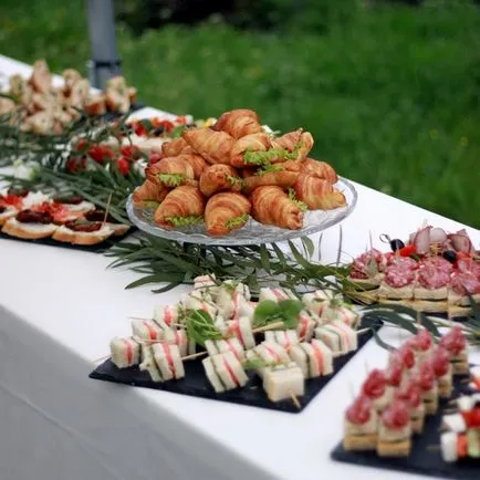 Canapes nyaralás asztalra Canapes a fotó fotó nyársat, szendvicsekkel egyszerű fotó ötletek