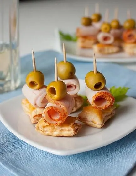 Canapes nyaralás asztalra Canapes a fotó fotó nyársat, szendvicsekkel egyszerű fotó ötletek