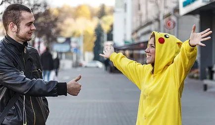 A tudósítója „Znamenka” körbejárta a város öltözött Pokemon Pikachu látni a reakcióját