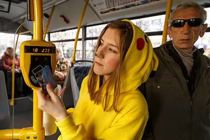 A tudósítója „Znamenka” körbejárta a város öltözött Pokemon Pikachu látni a reakcióját