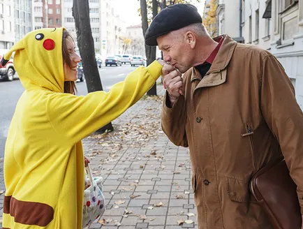 A tudósítója „Znamenka” körbejárta a város öltözött Pokemon Pikachu látni a reakcióját