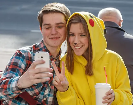 A tudósítója „Znamenka” körbejárta a város öltözött Pokemon Pikachu látni a reakcióját