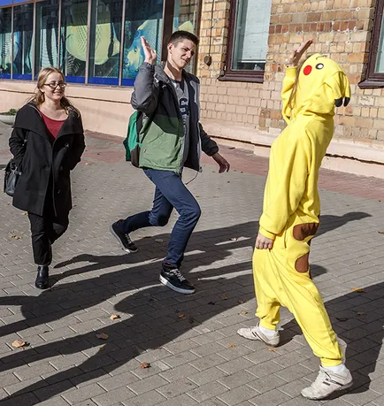 A tudósítója „Znamenka” körbejárta a város öltözött Pokemon Pikachu látni a reakcióját