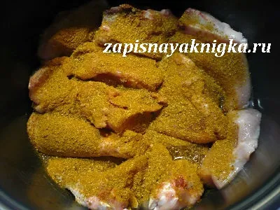 Csirke sárgarépát és curry multivarka