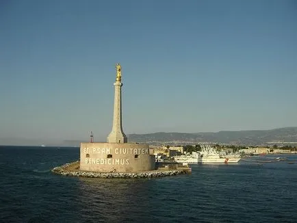 Messina - un oraș port la nord de Sicilia în Italia