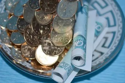 Покачващите се чаша с пари монети със собствените си ръце