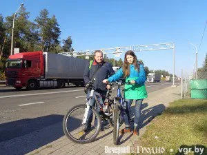 Nézz meg magad, hogy az újságírók áthajtott a határon egy bicikli