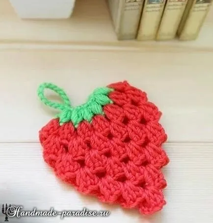 Плетене на една кука potholders ягоди