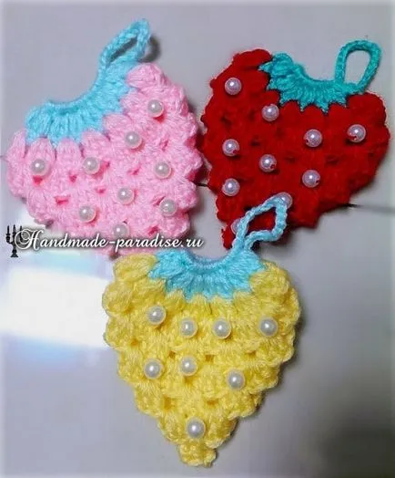 Плетене на една кука potholders ягоди