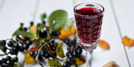 Рецепта на вино от арония в дома с листата на череша, ябълка и алкохол