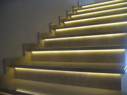 LED осветление стъпки от стълбището с неговата ръце снимки, видео