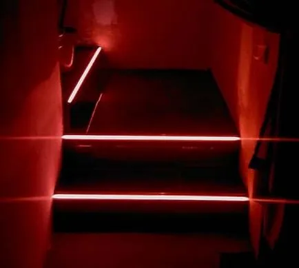 LED осветление стъпки от стълбището с неговата ръце снимки, видео
