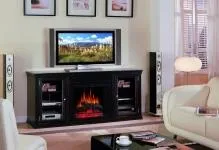 TV над вътрешността на огнище на една от стените, дадена снимка като вися, стойка и на стената на стаята, вграден