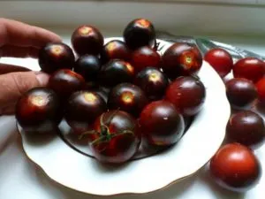 Tomate - cireșe negre, de asemenea, cunoscut sub numele - Blek Cherri - sau - negru cireșe TEXTE