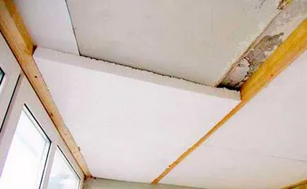 Izolați un geam balcon substanțial de solid pentru a tunde