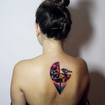 Жените татуировка птица върху острието, крака, гръб, плешка, гърдите, шията,