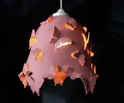 Lampshade lepkék kezük ügyességgel és a képzelet