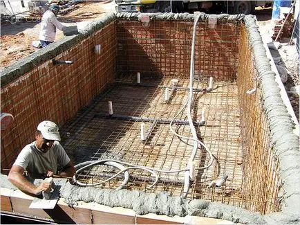 O piscină cu mâinile lor de la o cărămidă - în special în construcții