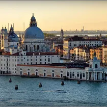 Mare cireș de vacanță italian de pe tort de la Veneția