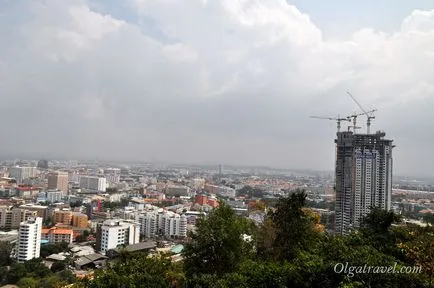 Big Buddha, és egy megfigyelő fedélzeten a hegyen Pattaya