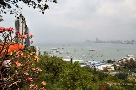 Big Buddha, és egy megfigyelő fedélzeten a hegyen Pattaya