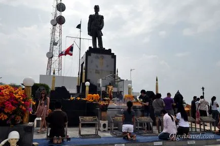 Big Buddha, és egy megfigyelő fedélzeten a hegyen Pattaya