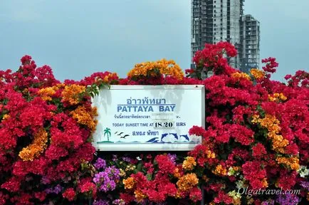 Big Buddha, és egy megfigyelő fedélzeten a hegyen Pattaya