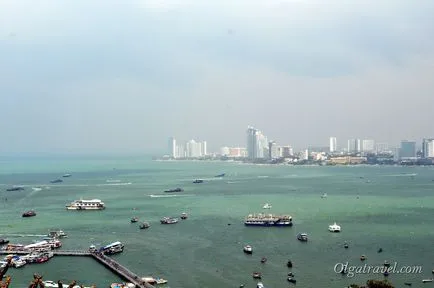 Big Buddha, és egy megfigyelő fedélzeten a hegyen Pattaya