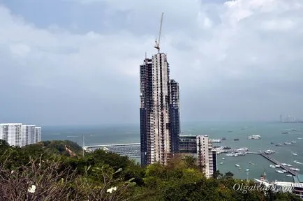 Big Buddha, és egy megfigyelő fedélzeten a hegyen Pattaya