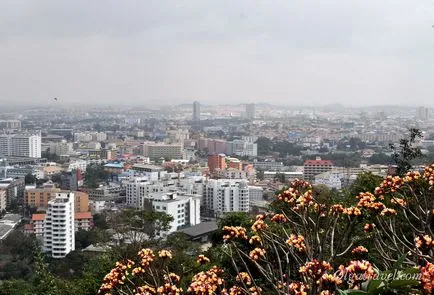 Big Buddha, és egy megfigyelő fedélzeten a hegyen Pattaya