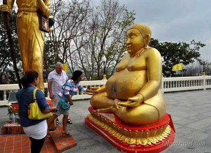 Big Buddha, és egy megfigyelő fedélzeten a hegyen Pattaya