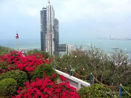 Big Buddha, és egy megfigyelő fedélzeten a hegyen Pattaya