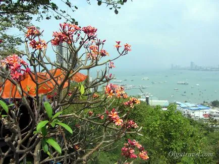 Big Buddha, és egy megfigyelő fedélzeten a hegyen Pattaya