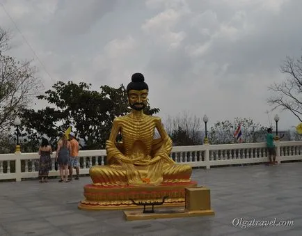 Big Buddha, és egy megfigyelő fedélzeten a hegyen Pattaya