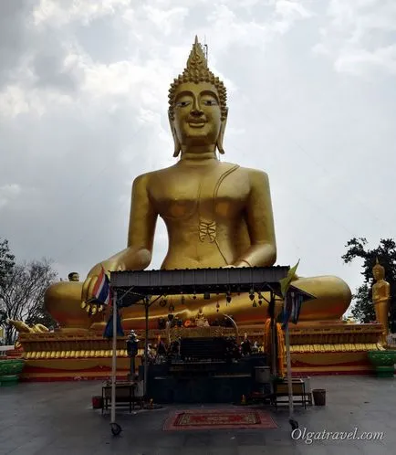 Big Buddha, és egy megfigyelő fedélzeten a hegyen Pattaya