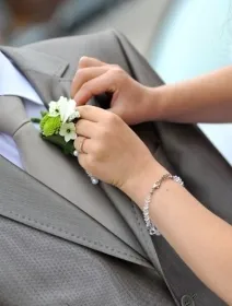 Бутониерата младоженец - булката и младоженеца - сватбени идеи - светъл сватба